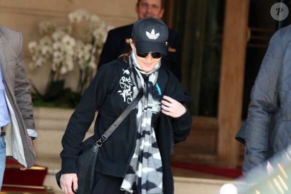 Très discrète, Madonna sort de son hôtel du Ritz à Paris le 14 juillet 2012