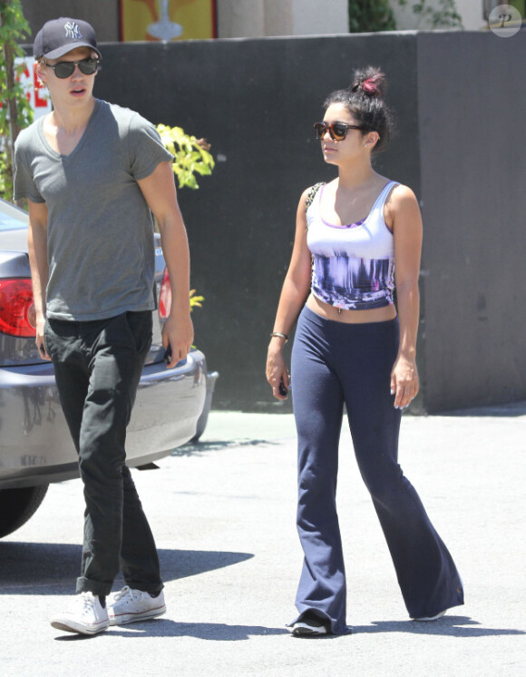 Vanessa Hudgens va au restaurant avec son petit ami Austin Butler à Los Angeles, le samedi 14 juillet 2012.