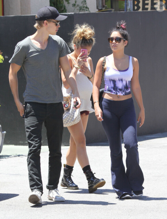 Vanessa Hudgens va au restaurant à Los Angeles avec son petit ami Austin Butler et une amie, le samedi 14 juillet 2012.