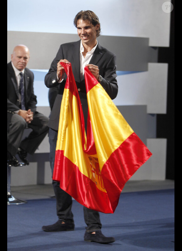 A douze jours des Jeux Olympiques de Londres, Rafael Nadal se voit remettre le drapeau espagnol pour représenter la nation en Angleterre, le samedi 14 juillet 2012.