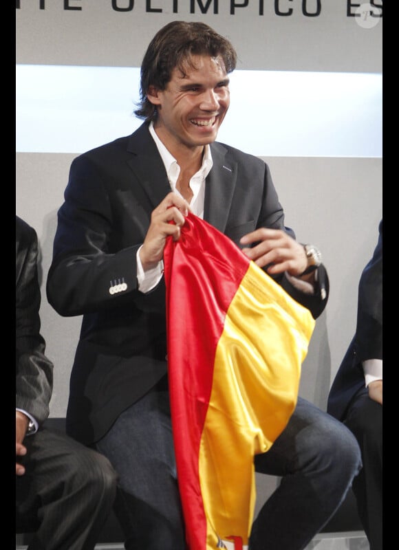 A douze jours des Jeux Olympiques de Londres, Rafael Nadal se voit remettre le drapeau espagnol pour représenter la nation en Angleterre, le samedi 14 juillet 2012.