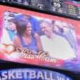 Michelle et Barack Obama assistent à un match de l'équipe olympique féminine de basket contre le Brésil, à Washington, le 16 juillet 2012 - La kiss cam leur demande de s'embrasser.
