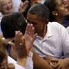 Michelle et Barack Obama assistent à un match de l'équipe olympique féminine de basket contre le Brésil, à Washington, le 16 juillet 2012 - Le couple joue le jeu et s'embrasse