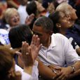 Michelle et Barack Obama assistent à un match de l'équipe olympique féminine de basket contre le Brésil, à Washington, le 16 juillet 2012 - Le couple joue le jeu et s'embrasse