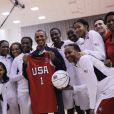 Barack Obama félicite l'équipe olympique féminine de basket qui a gagné un match contre le Brésil, à Washington, le 16 juillet 2012