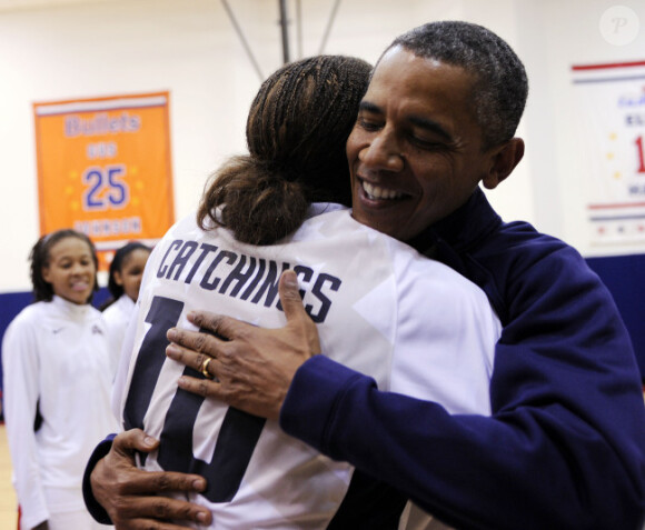 Barack Obama félicite l'équipe olympique féminine de basket qui a gagné un match contre le Brésil, à Washington, le 16 juillet 2012