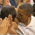Barack Obama embrasse sa femme Michelle lors d'un match de basket à Washington, le 16 juillet 2012