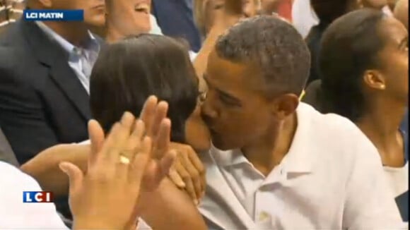Michelle Obama et Barack Obama : Tendre baiser devant une foule en délire
