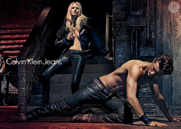 Lara Stone et Myles Crosby photographiés par Steven Klein pour la campagne automne-hiver 2012-2013 de Calvin Klein Jeans.