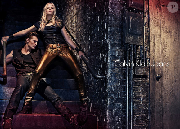 La sexy Lara Stone et Myles Crosby shootés par Steven Klein pour la campagne automne-hiver 2012-2013 de Calvin Klein Jeans.