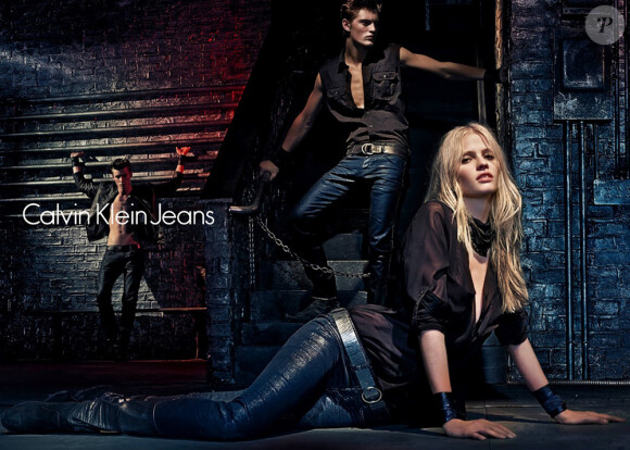 Lara Stone, Janis Ancens (au fond) et Myles Crosby (au second plan) posent devant l'objectif de Steven Klein pour la campagne automne-hiver 2012-2013 de Calvin Klein Jeans.