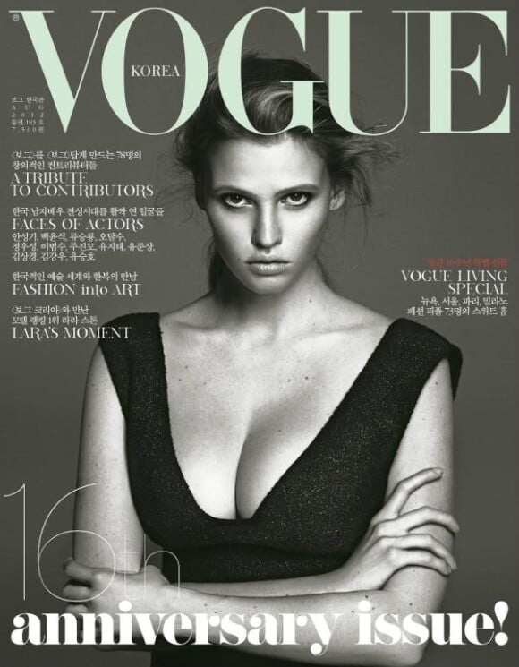 Lara Stone en couverture de l'édition des seize ans du magazine Vogue Korea. Août 2012.