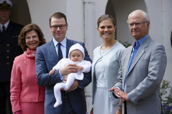 Le prince Daniel avec la princesse Estelle lors de la séance photo du 35e anniversaire de la princesse Victoria, le 14 juillet 2012.