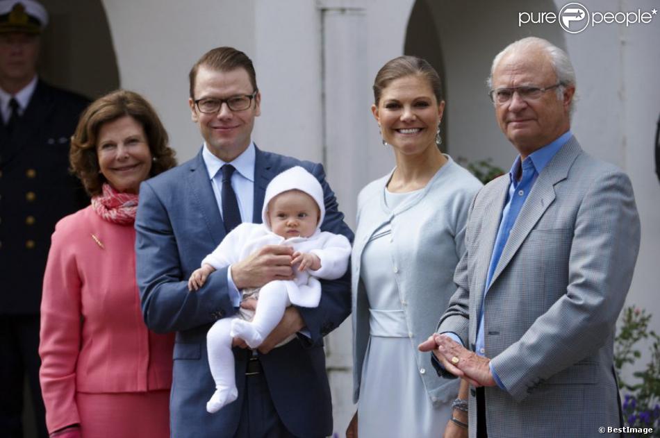  Le prince Daniel avec la princesse Estelle lors de la séance photo du 35e anniversaire de la princesse Victoria, le 14 juillet 2012. 