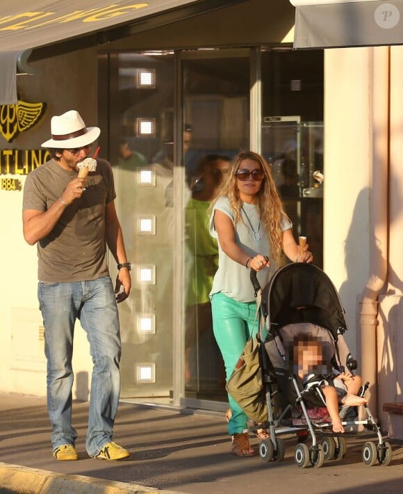 Tomer Sisley en balade familiale à Saint-Tropez le 17 juillet 2012