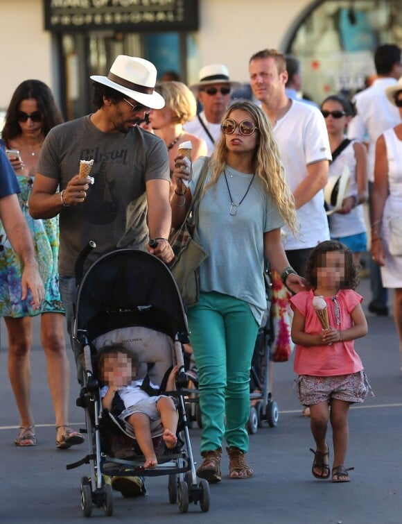 Tomer Sisley avec sa compagne Julie et leurs enfants Liv Shaya et Levin à Saint-Tropez le 17 juillet 2012