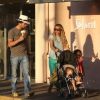 Tomer Sisley et sa jolie famille à Saint-Tropez le 17 juillet 2012 : il mange des glaces avec sa compagne Julie et leurs enfants Levin et Liv Shaya