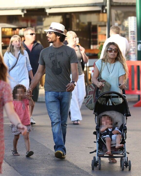 Tomer Sisley et sa famille à Saint-Tropez le 17 juillet 2012 : un quatuor formé par l'acteur, sa compagne Julie et leurs enfants Liv Shaya et le petit Levin