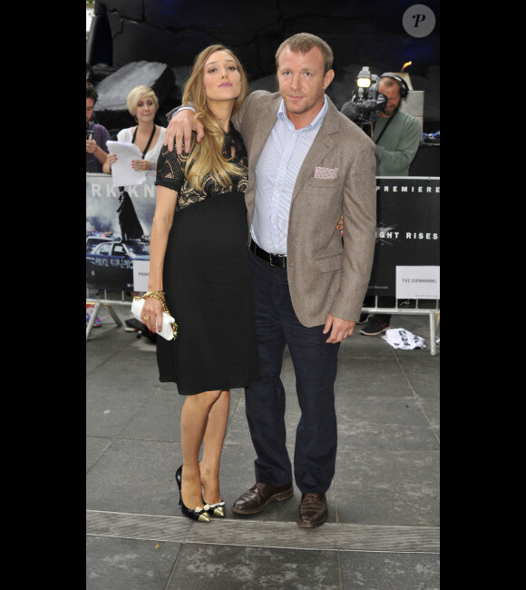 Guy Ritchie et sa compagne enceinte Jacqui Ainsley le 18 juillet 2012 lors de l'avant-première de The Dark Knight Rises