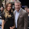 Guy Ritchie pose avec sa compagne Jacqui Ainsley, enceinte de son deuxième enfant, lors de l'avant-première du film The Dark Knight Rises, le 18 juillet 2012