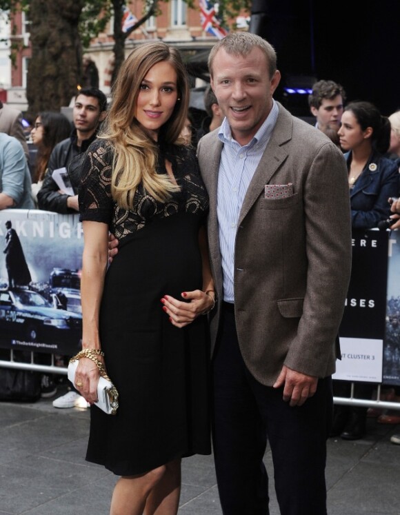 Guy Ritchie pose avec sa compagne Jacqui Ainsley, enceinte de son deuxième enfant, lors de l'avant-première du film The Dark Knight Rises, le 18 juillet 2012