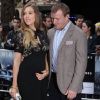 Guy Ritchie, fier, pose avec sa compagne Jacqui Ainsley, enceinte de son deuxième enfant, lors de l'avant-première du film The Dark Knight Rises, le 18 juillet 2012