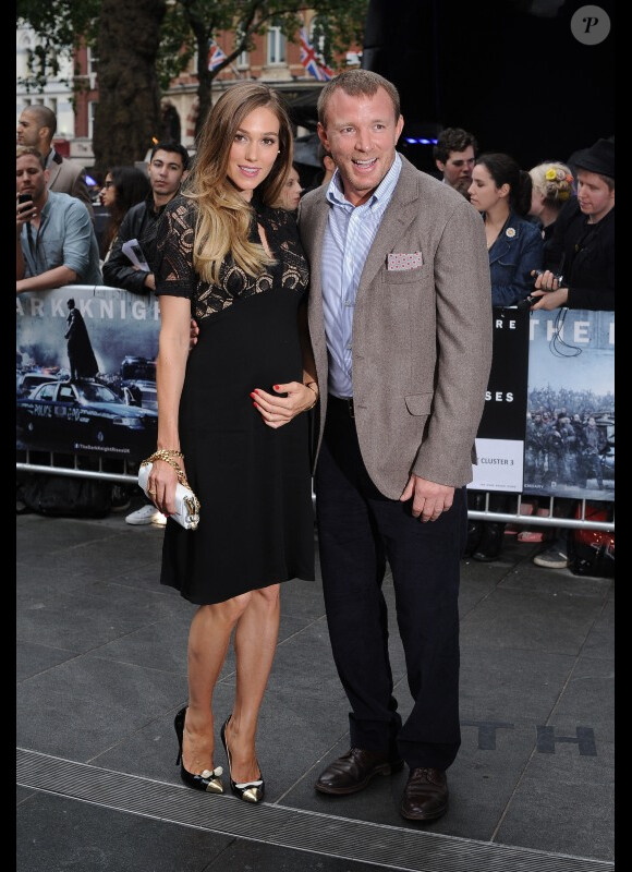 Le réalisateur Guy Ritchie pose avec sa compagne Jacqui Ainsley, enceinte de son deuxième enfant, lors de l'avant-première du film The Dark Knight Rises, le 18 juillet 2012