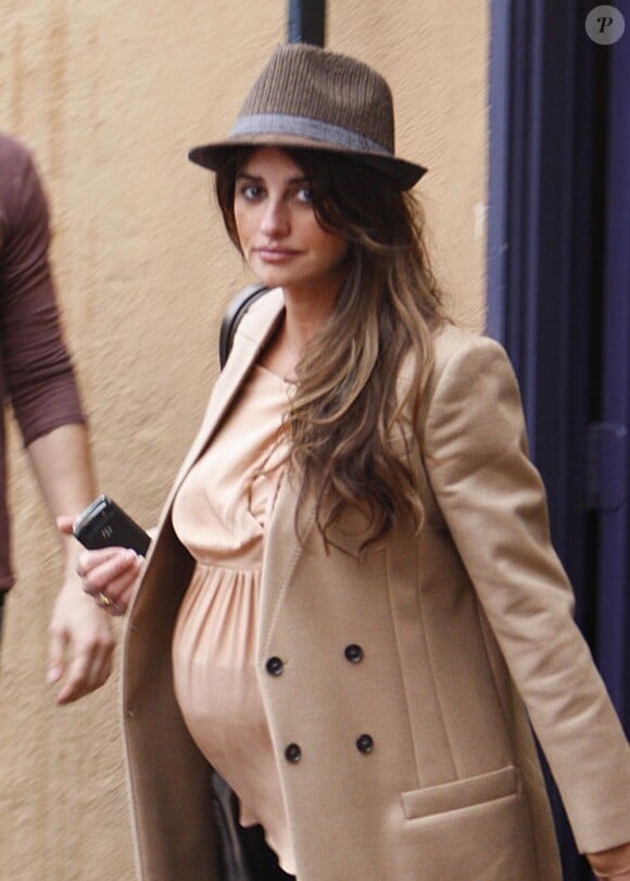 Penélope Cruz, alors enceinte de son premier enfant en décembre 2010