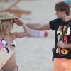Fernando Llorente, buteur de l'Athletico Bilbao prend soin de sa compagne Maria à Ibiza le 18 juillet 2012