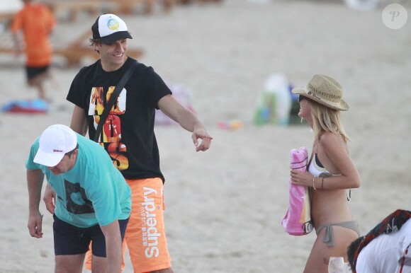 Fernando Llorente se moque gentiment sa compagne Maria après une journée à la plage à Ibiza le 18 juillet 2012