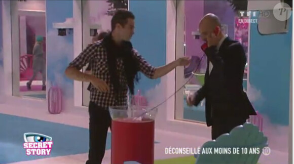Kevin répond au téléphone rouge dans Secret Story 6, vendredi 20 juillet 2012 sur TF1