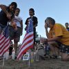 Les proches des victimes viennent rendre hommage sur le lieu où s'est déroulée la fusillade du 20 juillet lors de l'avant-première de The Dark Knight, à Aurora dans le Colorado aux Etats-Unis