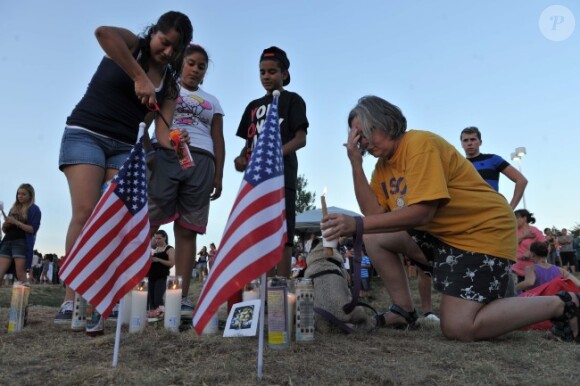 Les proches des victimes viennent rendre hommage sur le lieu où s'est déroulée la fusillade du 20 juillet lors de l'avant-première de The Dark Knight, à Aurora dans le Colorado aux Etats-Unis