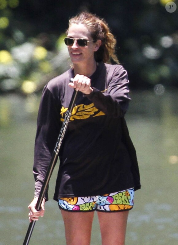Exclu - Julia Roberts, souriante sur sa planche, fait du paddle sur l'île de Kauai. Hawaï, le 20 juillet 2012.