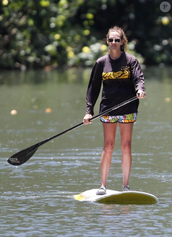 Exclu - Julia Roberts fait du paddle sur l'île de Kauai. Hawaï, le 20 juillet 2012.