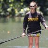 Exclu - Un soleil radieux et une planche ; le bonheur pour Julia Roberts, surprise en pleine séance de paddle sur l'île de Kauai. Hawaï, le 20 juillet 2012.