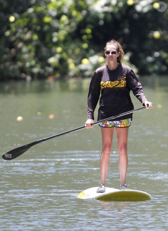 Exclu - Un soleil radieux et une planche ; le bonheur pour Julia Roberts, surprise en pleine séance de paddle sur l'île de Kauai. Hawaï, le 20 juillet 2012.