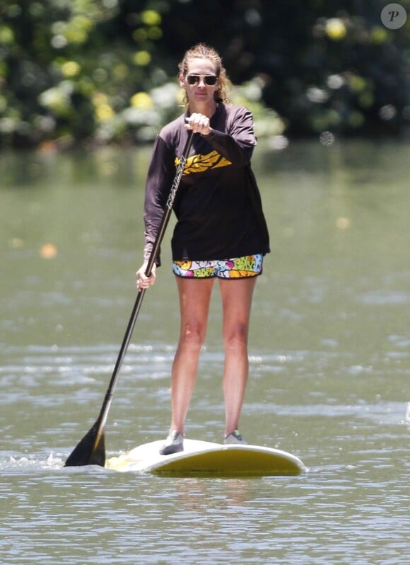 Exclu - Julia Roberts, rame à la main, arpente une rivière en paddle sur l'île de Kauai. Hawaï, le 20 juillet 2012.