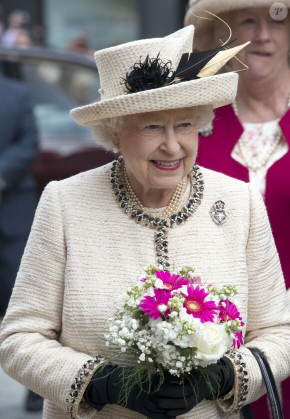 Elizabeth II a accompagné la morosité économique qui touche aussi son pays en réduisant le budget de la monarchie.
En juillet 2012, une enquête menée par un professeur de l'Université de Gand sur les chefs d'Etat les plus coûteux d'Europe établit que la monarchie britannique n'est plus la plus coûteuse, dépassée par la Maison royale des Pays-Bas. La famille royale d'Espagne, elle, continue de réduire la voilure.
