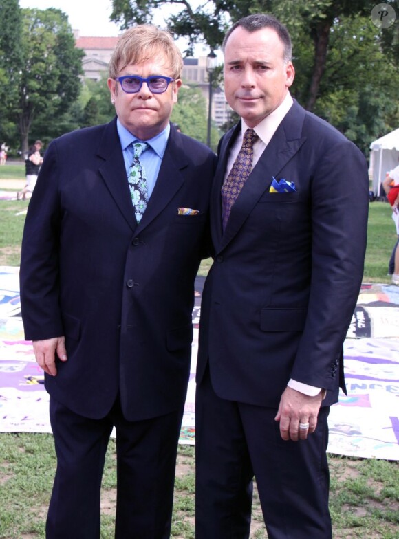 Elton John et David Furnish posent devant le AIDS Memorial Quilt qui rend hommage aux victimes, en marge de l'ouverture de la 19e Conférence internationale sur le sida à Washington, le 23 juillet 2012.