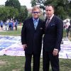 Elton John et David Furnish posent devant le AIDS Memorial Quilt qui rend hommage aux victimes, en marge de l'ouverture de la 19e Conférence internationale sur le sida à Washington, le 23 juillet 2012.