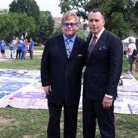 Elton John mène le combat de sa vie à Washington : ''La honte tue des gens !''