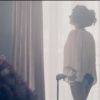 En petite tenue à la fenêtre : déjà vu dans le clip de Mira...
Melody Gardot, image du clip La Vie en Rose (juillet 2012), collaboration avec la maison de joaillerie Piaget.