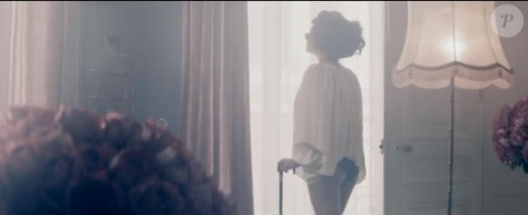 En petite tenue à la fenêtre : déjà vu dans le clip de Mira...
Melody Gardot, image du clip La Vie en Rose (juillet 2012), collaboration avec la maison de joaillerie Piaget.