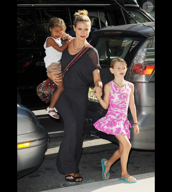 Heidi Klum avec ses filles Leni et Lou au Children's Museum of Arts, à New York, le 24 juillet 2012