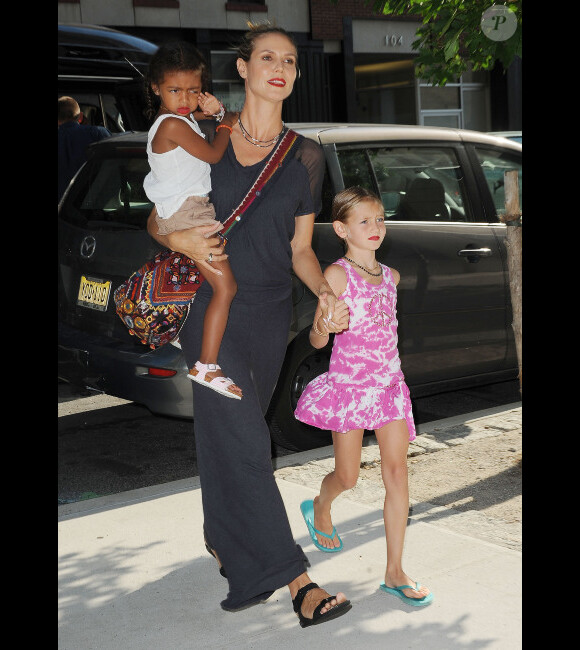 Heidi Klum avec ses filles Leni et Lou au Children's Museum of Arts, à New York, le 24 juillet 2012