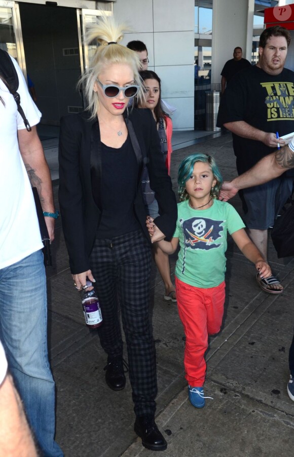 Gwen Stefani et son fils coloré Kingston arrivent à l'aéroport JFK le 24 juillet 2012 à New York
