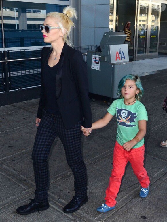 Gwen Stefani et son fils coloré Kingston arrivent à l'aéroport JFK le 24 juillet 2012 à New York
