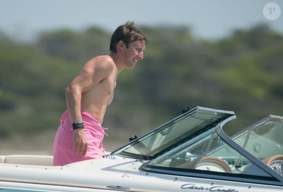 James Blunt se prélasse sur son bateau à Ibiza, le 25 juillet 2012.