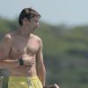 James Blunt a de beaux restes, mais un bronzage inexistant, sur son bateau à Ibiza, le 25 juillet 2012.